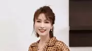 吴昕脸僵了！眼睛上翘鼻子有点歪，跟戚薇一样。本人回应被指嘴硬