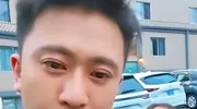闯祸了！央视主持人出国旅游，携妻女高调炫海外生活，被网友骂惨
