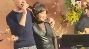 林心如父母复婚后罕露面！74岁林妈驼背显老，将举办50年金婚庆典