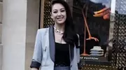 张雨绮打破风格壁垒！鹅毛短裙+灰色西服，女神秒变甜酷萝莉