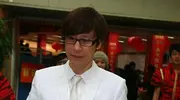 56岁解晓东最新照片曝光，摇摆步伐与墨镜加持，让人误以为30岁！