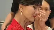 72岁赵雅芝在活动现场痛哭流涕，老公、儿子全部趴在她身上吸血！