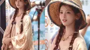 杨超越新照太绝：双麻花+碎花裙，普通人的夏日清甜模板！