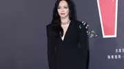 姚晨应该是W年度盛典走红毯造型最丑的吧？网友：这腿还是配黑丝吧