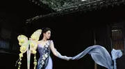 刘亦菲西湖亮相，蓝紫长裙惊艳全场，希林娜依高见她秒变“迷妹”