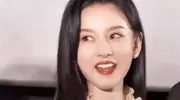 宋祖儿复出后首次露面，面部发肿妆太浓，状态和两年前相比差太多
