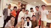 90 岁谷建芬拄拐参加聚会，蔡国庆毛阿敏都来了，孙楠刘欢遗憾缺席