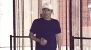李乃文接妻子下班超低调！牵手同行显温暖，恩爱日常令人羡慕！