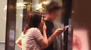 李雪琴和男友逛街被偶遇，两人挽手拥抱大笑好甜，男方身份不一般