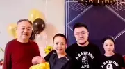 偶遇宋丹丹三里屯逛街买衣服，大背头工装裤一副女大佬的派头