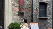 上海滩餐厅偶遇陈妍希，个头好小只很瘦40多岁的人打扮像少女