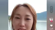 闯祸了！央视主持携妻女海外游，住3800酒店高调炫富，被网友骂惨