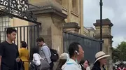 郭涛全家参观牛津大学，妻子穿紧身裤腿很粗，儿子女儿遗传大高个