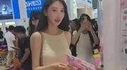 叶珂亮相宠物展，她身材丰满产后恢复的很好，长发飘逸到腿太长了