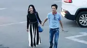 51岁何炅54岁杨钰莹街头牵手，30年友情不改，谁说男女无真情？