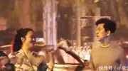 50岁李健真低调！穿布鞋走在雨中，保镖打伞护送妻子，两人没交流