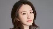 李小冉再次参加真人秀被批塌房，怒怼网友，何炅一句话最尴尬了。
