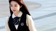 关晓彤《耀眼》：蓝白校服穿出高定范，颠覆审美新风尚