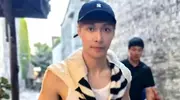 张艺兴乌镇排队买包子，又瘦又高皮肤白的发光，少年感十足很耀眼