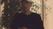 50岁李乃文接妻子下班！女方正脸曝光很有气质，又白又瘦像30岁