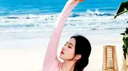 刘亦菲海边瑜伽太惊艳，花裙造型美出圈，这座城又火了
