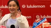 贾玲高马尾造型亮相活动，这状态如何？“太美了！像大学生！”
