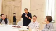 娱乐圈的聚光灯，有时照在红毯之上，有时则藏在温馨的私宴之中