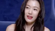 全智贤生图状态回春，穿露肩白裙身材优越，新剧又演霸气女主