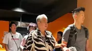 香港影坛大哥洪金宝罕现身 要靠拐杖步入火锅店 三儿子贴身搀扶