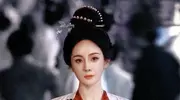 杨幂头上那排珍珠叫什么？真的好修饰脸型！
