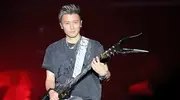 谢霆锋演唱会跟王菲太甜，惹来不满，一网友说：我满脑子是张柏芝和孩子