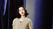 宋祖儿人美又会穿，白色卫衣配羽绒马甲保暖低调，甜美可爱