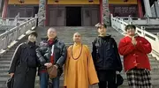 胡歌被曝迎二胎，儿子是在2月份出生的，一家人去九华山还愿