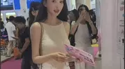 产后的叶珂外出，被嘲讽衣服廉价，有网友称，有点像低配版李菲儿