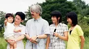 日本悠仁亲王换风格，穿T恤拿着一瓶水现身街头，太像邻家小哥哥