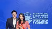 郭晶晶入选国际游泳名人堂，粉裙造型美出圈，霍启刚现身送祝福
