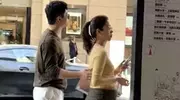 33岁杨采钰孕肚曝光像五六个月，与戴婚戒男子亲密同行，疑已结婚