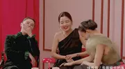 上海这一夜，座位暴露江湖地位，宋佳热巴坐第四排，杨幂坐CEO旁