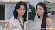 散步的过程位置变化很微妙，多多一直黏在王乐晨旁边
