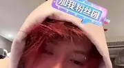 关晓彤再次官宣喜讯，回头看她和鹿晗的合影，爱与不爱一目了然