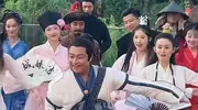 落地的凤凰不如鸡！为养家糊口沦落到景区卖艺，这5位明星太可惜