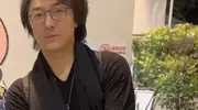 58岁郑伊健坐飞机出行，低调坐经济舱，脸肿头发少，看起来好苍老