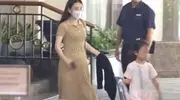 方媛穿三万块miumiu接娃，方爸方妈陪着，脚上还穿着香奈儿的拖鞋