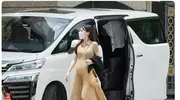 方媛穿三万的miumiu接女儿放学，方爸方妈陪着，肚子很圆包是儿子