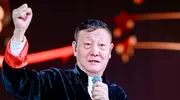 57岁韩磊出轨致小三怀孕！妻子牺牲事业换来背叛，本人疯狂捂嘴
