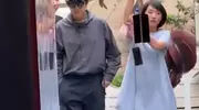 43岁胡歌携妻上海看房，黄曦宁素颜超自信，宽松裙穿搭疑有孕相