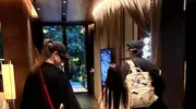 偶遇戚薇一家曼谷出游，李承铉和lucky开心热聊，2岁儿子打扮好酷