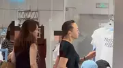 64岁宋丹丹和儿媳妇在三里屯逛街，婆媳关系真好，看着就像闺蜜呢