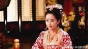 公主新婚三天便自缢，婢女解开其裙带，皇上看后痛心流泪