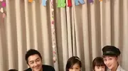 56岁陈浩民在深圳，和蒋丽莎去湘菜馆，染一头黄毛，看起来好年轻